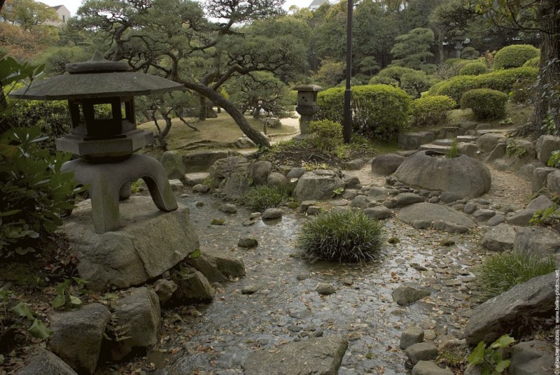 Petit cours d'eau dans les jardins de la propriété coloniale de Kobe